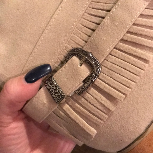 Moccasin style tan ankle boots with buckle - Picture 5 of 6